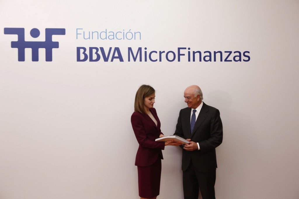 Foto 1 - Francisco González entrega a S  M  la Reina Letizia el Informe de Desempeño Social 2015 de la FMBBVA