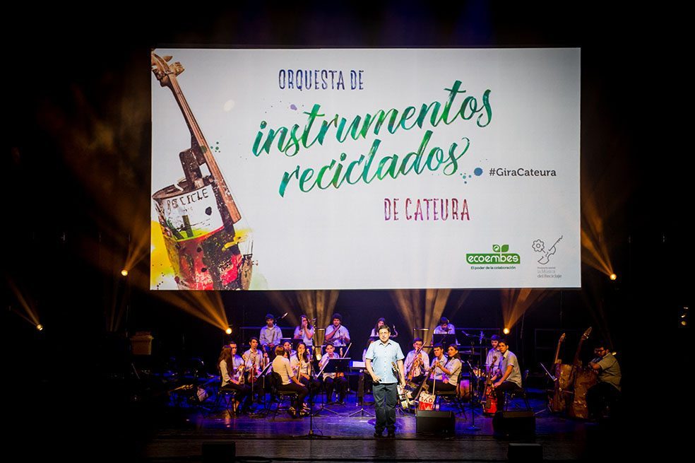 Favio Chávez, en el escenario, junto a la Orquesta de Instrumentos Reciclados de Cateura