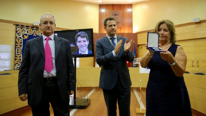 medalla póstuma a Ignacio Echeverría