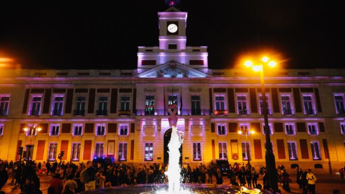 Edificio Correos de rosa