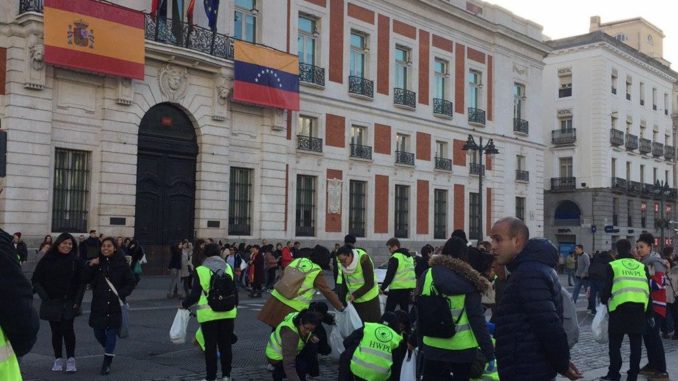 foto 1_Los voluntarios de HWPL barren las calles frente al Ayuntamiento de Madrid (1)