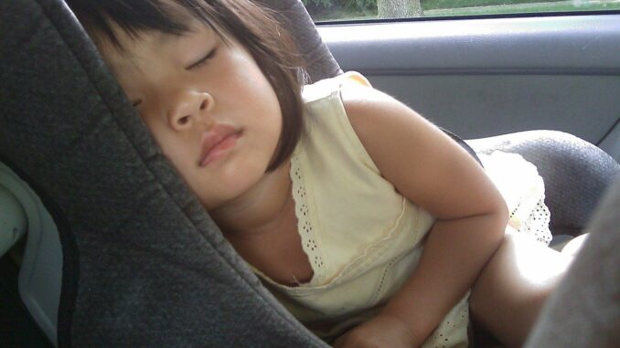 Niña en el coche