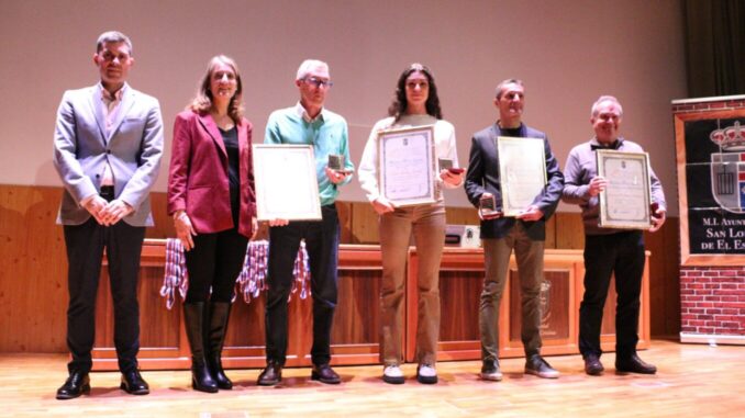 PREMIOS MENCIONES AL MERITO