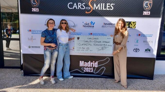2023 10 11 De izda. a dcha la Dra. Carmen Mateos (directora médico del HUGV) Susana Zafra y la Dra. De la Parte con el cheque correspondiente a los premios (002)